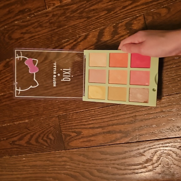 Pixi Hello Kitty glow pallete - Picture 3 of 7